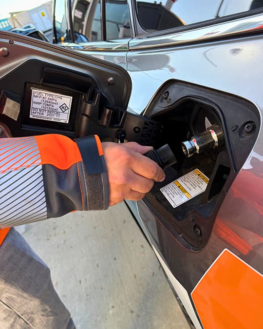 2. Tankklappe öffnen und Schutzkappe abziehen